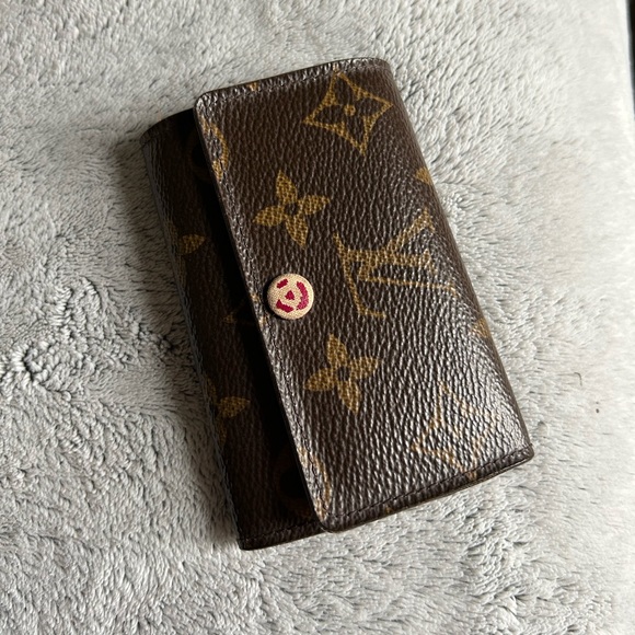 Louis Vuitton 6 Key Holder - Picture 13 of 16